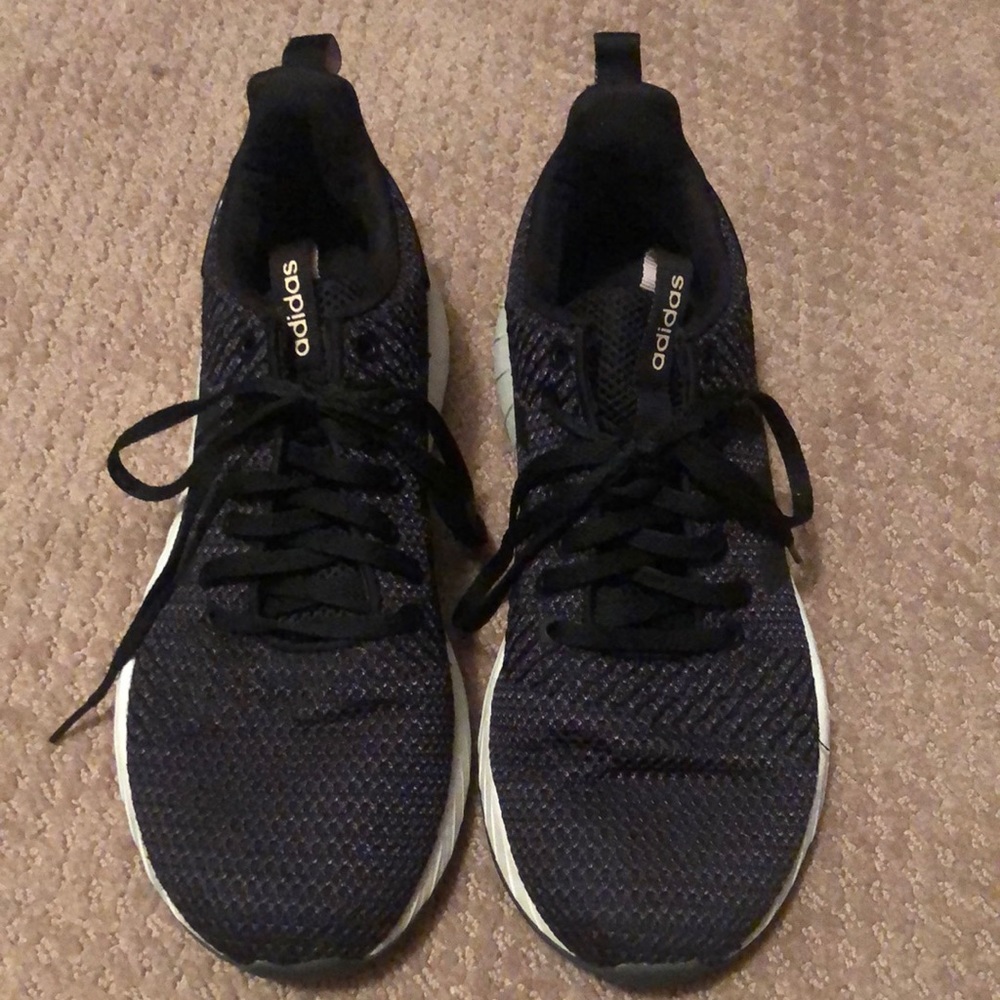 Womens ADIDAS Black sneakers.   Cloud foam.  Queststar BYD.